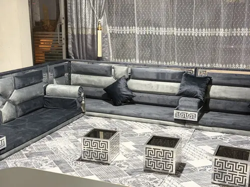 مجلس رمادي مع طاولات بنقش هندسي