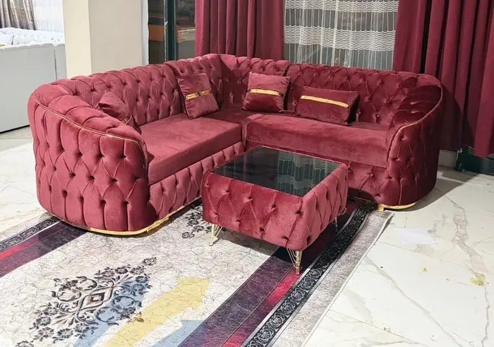 طقم كنب زاوية شيسترفيلد بمخمل أحمر مع طاولة